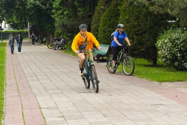 Poltava, Ukrayna - 30 Mayıs 2021: Bisikletçiler toplu bisiklet geçidi sırasında şehir merkezine gidiyorlar