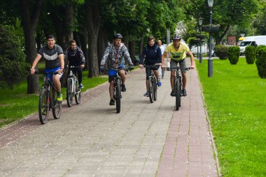 Poltava, Ukrayna - 30 Mayıs 2021: Bisikletçiler toplu bisiklet geçidi sırasında şehir merkezine gidiyorlar