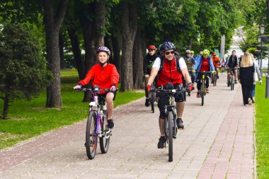 Poltava, Ukrayna - 30 Mayıs 2021: Bisikletçiler toplu bisiklet geçidi sırasında şehir merkezine gidiyorlar