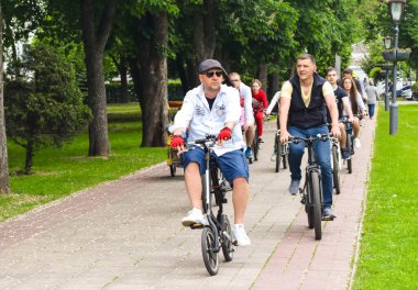 Poltava, Ukrayna - 30 Mayıs 2021: Bisikletçiler toplu bisiklet geçidi sırasında şehir merkezine gidiyorlar