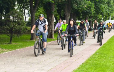 Poltava, Ukrayna - 30 Mayıs 2021: Bisikletçiler toplu bisiklet geçidi sırasında şehir merkezine gidiyorlar