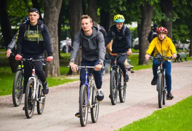 Poltava, Ukrayna - 30 Mayıs 2021: Bisikletçiler toplu bisiklet geçidi sırasında şehir merkezine gidiyorlar