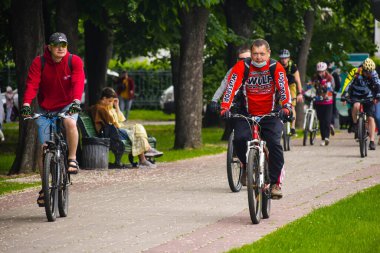 Poltava, Ukrayna - 30 Mayıs 2021: Bisikletçiler toplu bisiklet geçidi sırasında şehir merkezine gidiyorlar
