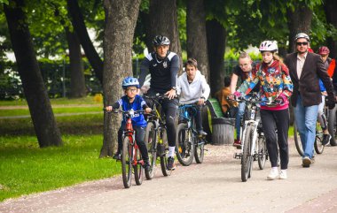 Poltava, Ukrayna - 30 Mayıs 2021: Bisikletçiler toplu bisiklet geçidi sırasında şehir merkezine gidiyorlar