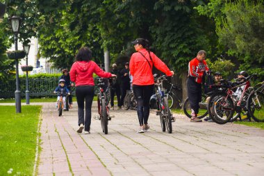 Poltava, Ukrayna - 30 Mayıs 2021: Bisikletçiler toplu bisiklet geçidi sırasında şehir merkezine gidiyorlar