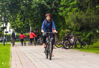 Poltava, Ukrayna - 30 Mayıs 2021: Bisikletçiler toplu bisiklet geçidi sırasında şehir merkezine gidiyorlar