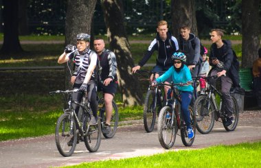 Poltava, Ukrayna - 30 Mayıs 2021: Bisikletçiler toplu bisiklet geçidi sırasında şehir merkezine gidiyorlar