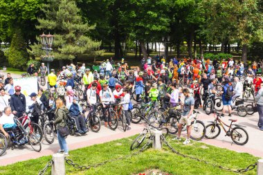 Poltava, Ukrayna - 30 Mayıs 2021: Bisikletçiler toplu bisiklet geçidi sırasında şehir merkezine gidiyorlar