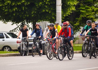 Poltava, Ukrayna - 30 Mayıs 2021: Bisikletçiler toplu bisiklet geçidi sırasında şehir merkezine gidiyorlar