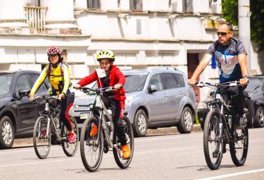 Poltava, Ukrayna - 30 Mayıs 2021: Bisikletçiler toplu bisiklet geçidi sırasında şehir merkezine gidiyorlar