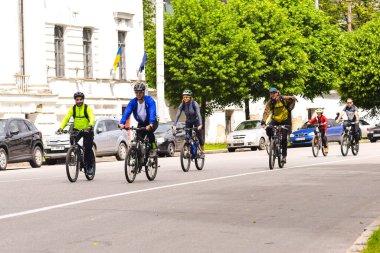 Poltava, Ukrayna - 30 Mayıs 2021: Bisikletçiler toplu bisiklet geçidi sırasında şehir merkezine gidiyorlar