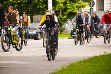 Poltava, Ukrayna - 30 Mayıs 2021: Bisikletçiler toplu bisiklet geçidi sırasında şehir merkezine gidiyorlar