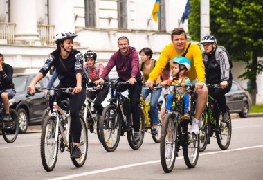 Poltava, Ukrayna - 30 Mayıs 2021: Bisikletçiler toplu bisiklet geçidi sırasında şehir merkezine gidiyorlar