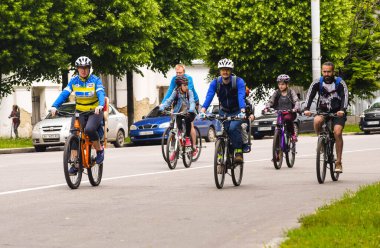 Poltava, Ukrayna - 30 Mayıs 2021: Bisikletçiler toplu bisiklet geçidi sırasında şehir merkezine gidiyorlar