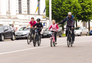 Poltava, Ukrayna - 30 Mayıs 2021: Bisikletçiler toplu bisiklet geçidi sırasında şehir merkezine gidiyorlar