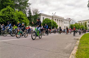 Poltava, Ukrayna - 30 Mayıs 2021: Bisikletçiler toplu bisiklet geçidi sırasında şehir merkezine gidiyorlar