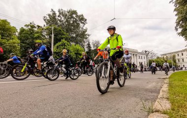 Poltava, Ukrayna - 30 Mayıs 2021: Bisikletçiler toplu bisiklet geçidi sırasında şehir merkezine gidiyorlar