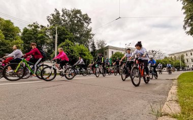 Poltava, Ukrayna - 30 Mayıs 2021: Bisikletçiler toplu bisiklet geçidi sırasında şehir merkezine gidiyorlar