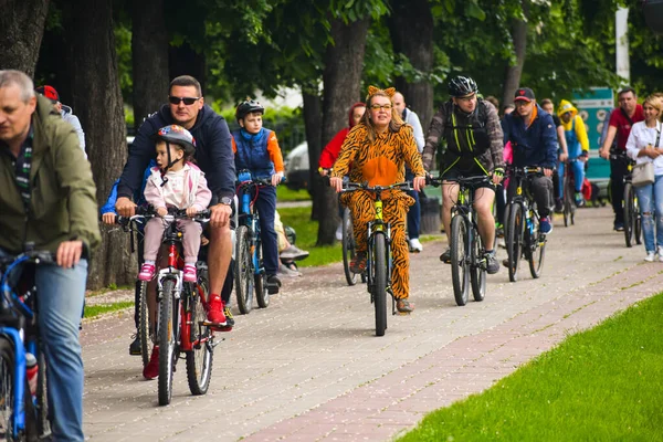 Poltava, Ukrayna - 30 Mayıs 2021: Bisikletçiler toplu bisiklet geçidi sırasında şehir merkezine gidiyorlar