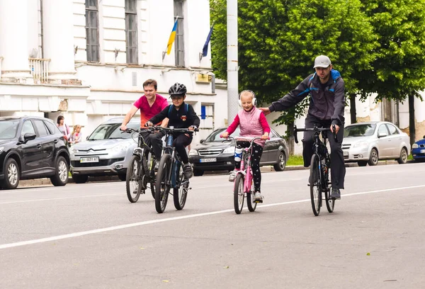 Poltava, Ukrayna - 30 Mayıs 2021: Bisikletçiler toplu bisiklet geçidi sırasında şehir merkezine gidiyorlar