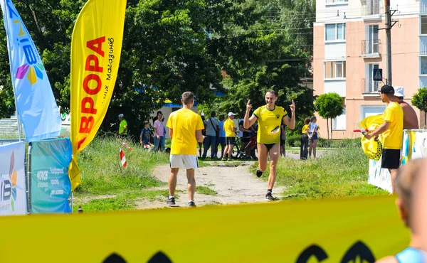 Poltava Ucrânia Junho 2021 Atleta Atravessa Linha Chegada Durante Uma — Fotografia de Stock