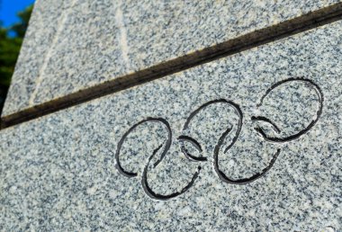 Poltava, Ukrayna - 23 Temmuz 2021: Granit üzerine oyulmuş Olimpiyat Oyunlarının bir sembolü olarak birbirine dolanmış beş halka