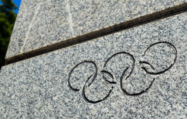 Poltava, Ukrayna - 23 Temmuz 2021: Granit üzerine oyulmuş Olimpiyat Oyunlarının bir sembolü olarak birbirine dolanmış beş halka