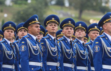 KYIV, UKRAINE - 24 Ağustos 2021 Ukrayna ordusu Ukrayna Bağımsızlık Günü kutlamaları sırasında Khreshhatyk Caddesi boyunca yürüyüş yapıyor.