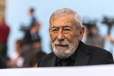 KYIV, UKRAINE - 24 Ağustos 2021: Gürcü aktör ve şarkıcı Vakhtang Kikabidze Ukrayna 'nın Bağımsızlık Günü kutlamaları sırasında asker geçidinde