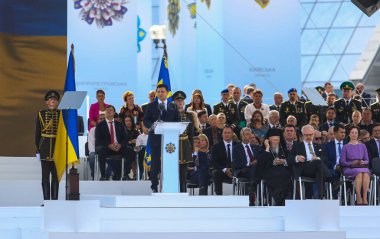 KYIV, UKRAINE - 24 AĞUSTOS 2021: Ukrayna Bağımsızlık Günü kutlamaları sırasında askerlerin geçit töreninde Ukrayna Volodymyr Zelensky Başkanı
