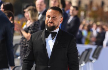 KYIV, UKRAINE - 24 AĞUSTOS 2021: Ukraynalı şarkıcı, söz yazarı, dansçı, besteci Monatik Ukrayna Bağımsızlık Günü kutlamaları sırasında asker geçit töreninde