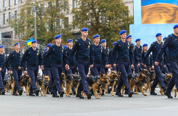 Kyiv Ucrania Agosto 2021 Los Militares Ucranianos Marchan Largo Calle —  Fotos de Stock