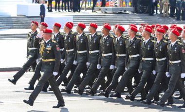 KYIV, UKRAINE - 24 Ağustos 2021 Ukrayna ordusu Ukrayna Bağımsızlık Günü kutlamaları sırasında Khreshhatyk Caddesi boyunca yürüyüş yapıyor.
