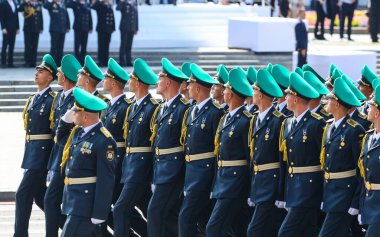 KYIV, UKRAINE - 24 Ağustos 2021 Ukrayna ordusu Ukrayna Bağımsızlık Günü kutlamaları sırasında Khreshhatyk Caddesi boyunca yürüyüş yapıyor.