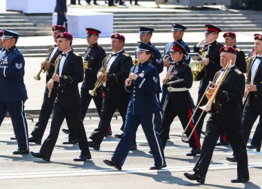 KYIV, UKRAINE - 24 AĞUSTOS 2021: Orkestra müzisyenleri Ukrayna 'nın Bağımsızlık Günü kutlamaları sırasında Khreshhatyk Caddesi boyunca yürüyüş yapıyorlar