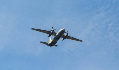 KYIV, UKRAINE - 24 AĞUSTOS 2021: Ukrayna Bağımsızlık Günü kutlamaları sırasında askerlerin geçit töreninde Ukrayna askeri uçakları
