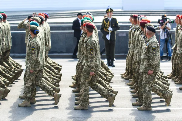 Kyiv Ukraine Agustus 2021 Militer Ukraina Berbaris Sepanjang Jalan Khreshchatyk — Stok Foto