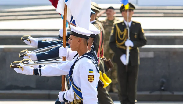 KYIV, UKRAINE - 24 Ağustos 2021 Ukrayna ordusu Ukrayna Bağımsızlık Günü kutlamaları sırasında Khreshhatyk Caddesi boyunca yürüyüş yapıyor.