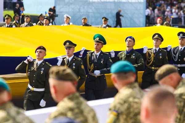 Quiiv Ucrânia Agosto 2021 Militares Ucranianos Mantêm Uma Grande Bandeira — Fotografia de Stock