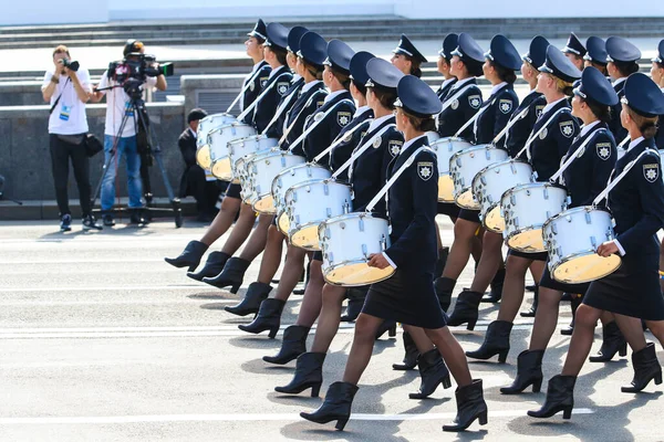 KYIV, UKRAINE - 24 AĞUSTOS 2021: Ukrayna 'nın Bağımsızlık Günü kutlamaları sırasında Khreshhatyk Caddesi boyunca yürüyen Ukraynalı kadın davulcular