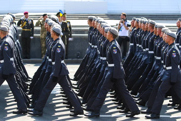 Kyiv Ucrania Agosto 2021 Los Militares Ucranianos Marchan Largo Calle —  Fotos de Stock