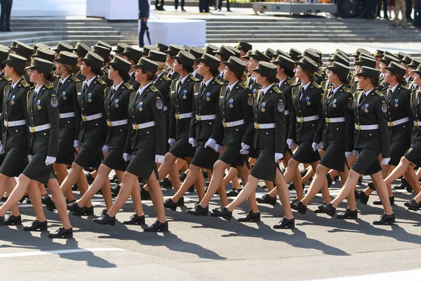 KYIV, UKRAINE - 24 AĞUSTOS 2021: Ukrayna askeri kadınları Ukrayna Bağımsızlık Günü kutlamaları sırasında Khreshhatyk Caddesi boyunca yürüyüş yapıyorlar