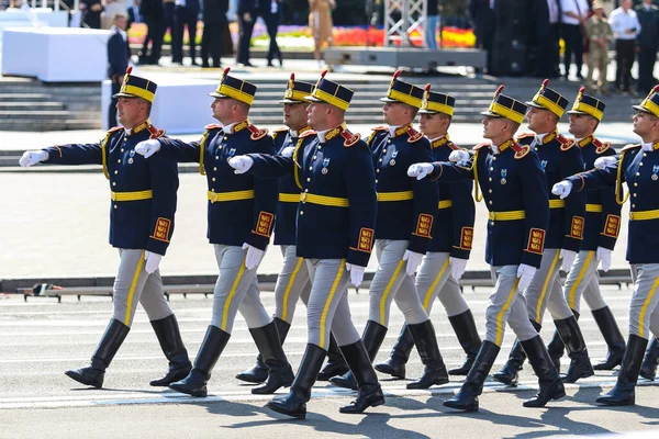 KYIV, UKRAINE - 24 AĞUSTOS 2021: Moldova Askeri Cumhuriyetleri Ukrayna 'nın Bağımsızlık Günü kutlamaları sırasında Khreshhatyk Caddesi boyunca yürüyüş yapıyor