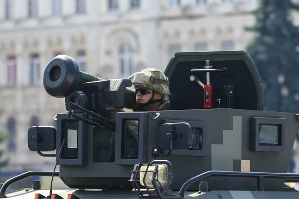 KYIV, UKRAINE - 24 AĞUSTOS 2021: Ukrayna Bağımsızlık Günü kutlamaları sırasında askerlerin geçit töreni sırasında taşınabilir bir tanksavar füze sistemine sahip Ukraynalı savaşçı