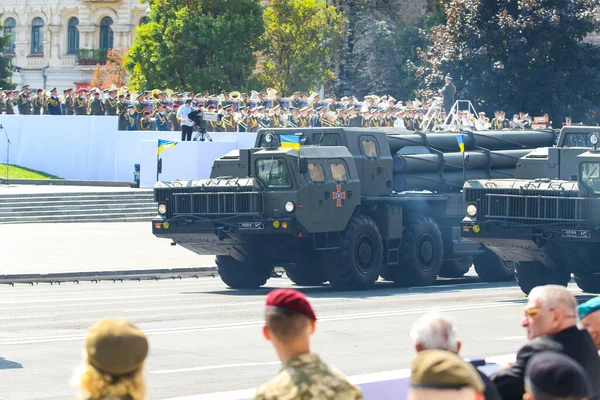 KYIV, UKRAINE - 24 Ağustos 2021: Ukrayna Bağımsızlık Günü kutlamaları sırasında askerlerin geçit töreninde Ukrayna askeri tekniği