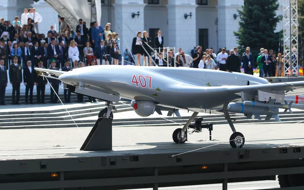 KYIV, UKRAINE - 24 AĞUSTOS 2021 Ukrayna 'nın bağımsızlığının 30. yıldönümü münasebetiyle askeri geçit sırasında Bayraktar savaş uçağı