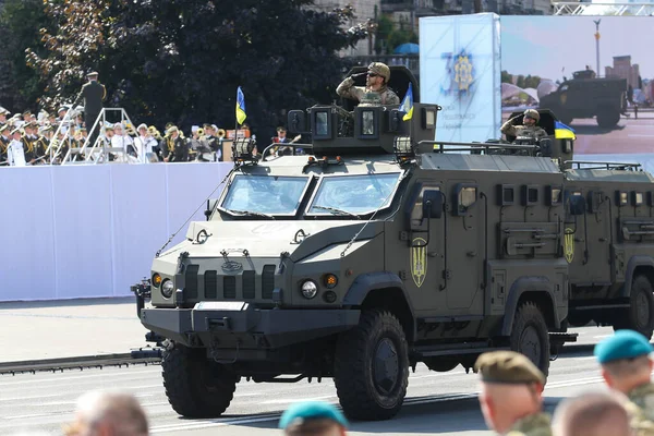 KYIV, UKRAINE - 24 Ağustos 2021: Ukrayna Bağımsızlık Günü kutlamaları sırasında askerlerin geçit töreninde Ukrayna askeri tekniği