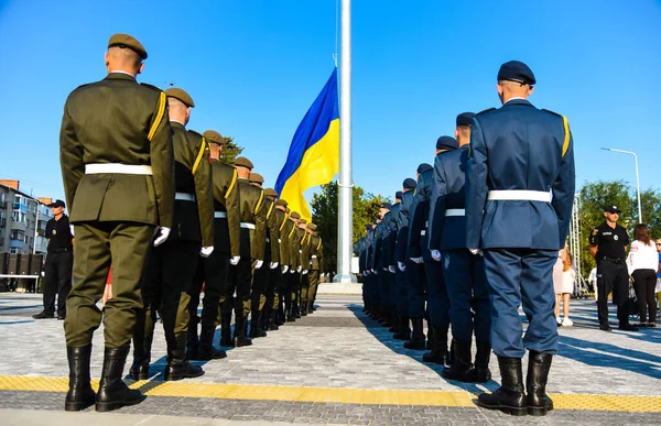 Poltava Ucrânia Agosto 2021 Militares Ucranianos Alinhados Praça Frente Bandeira — Fotografia de Stock