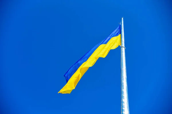 Blauwe Gele Vlag Van Oekraïne Achtergrond Van Blauwe Lucht — Stockfoto