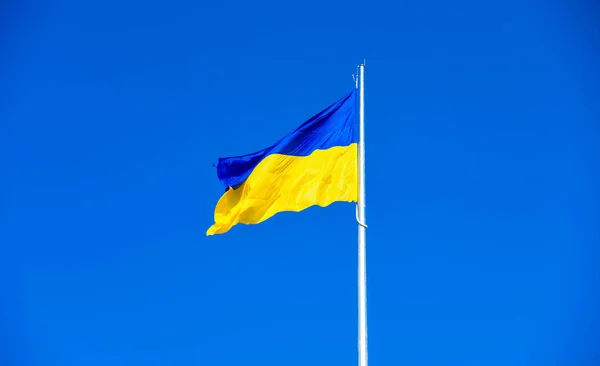 Mavi gökyüzünün arka planında Ukrayna 'nın mavi ve sarı bayrağı